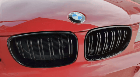 Après restylage (2007 à 2010) / Double lame Grilles de calandre noires BMW Série 1 E87 type M Performance (2004 - 2011) BMW Série 1 E87 - Grilles de calandre noires type M Performance (2004 - 2011)