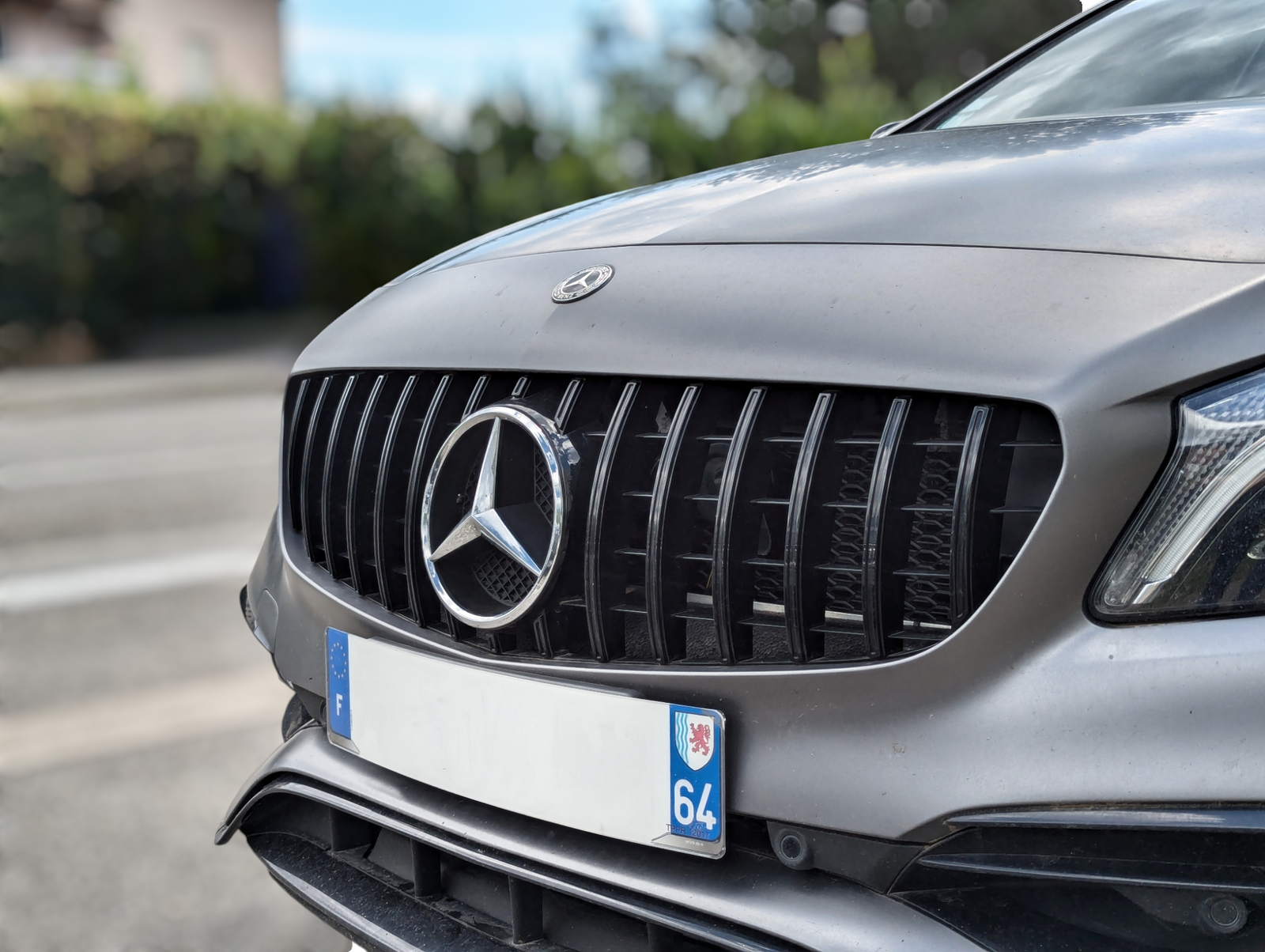 Comment remplacer la calandre de sa Mercedes Classe A W176 ?