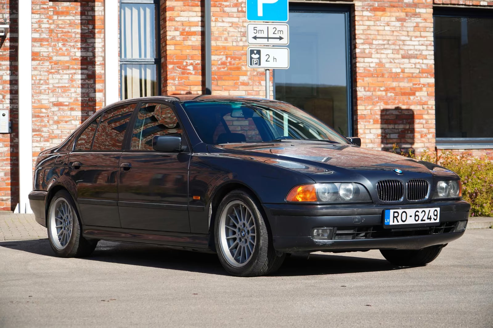 Où se trouve le fusible de préchauffage sur une BMW 525tds E39 ?