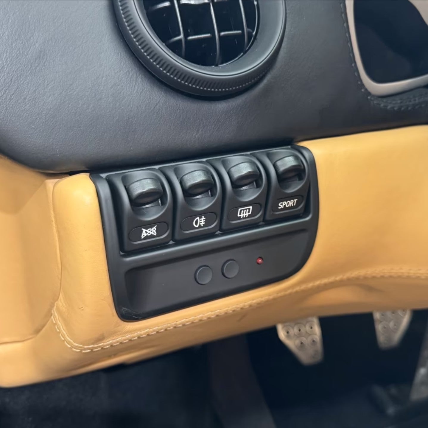 Boutons Collants Ferrari : Comment Restaurer Durablement Votre Intérieur ?