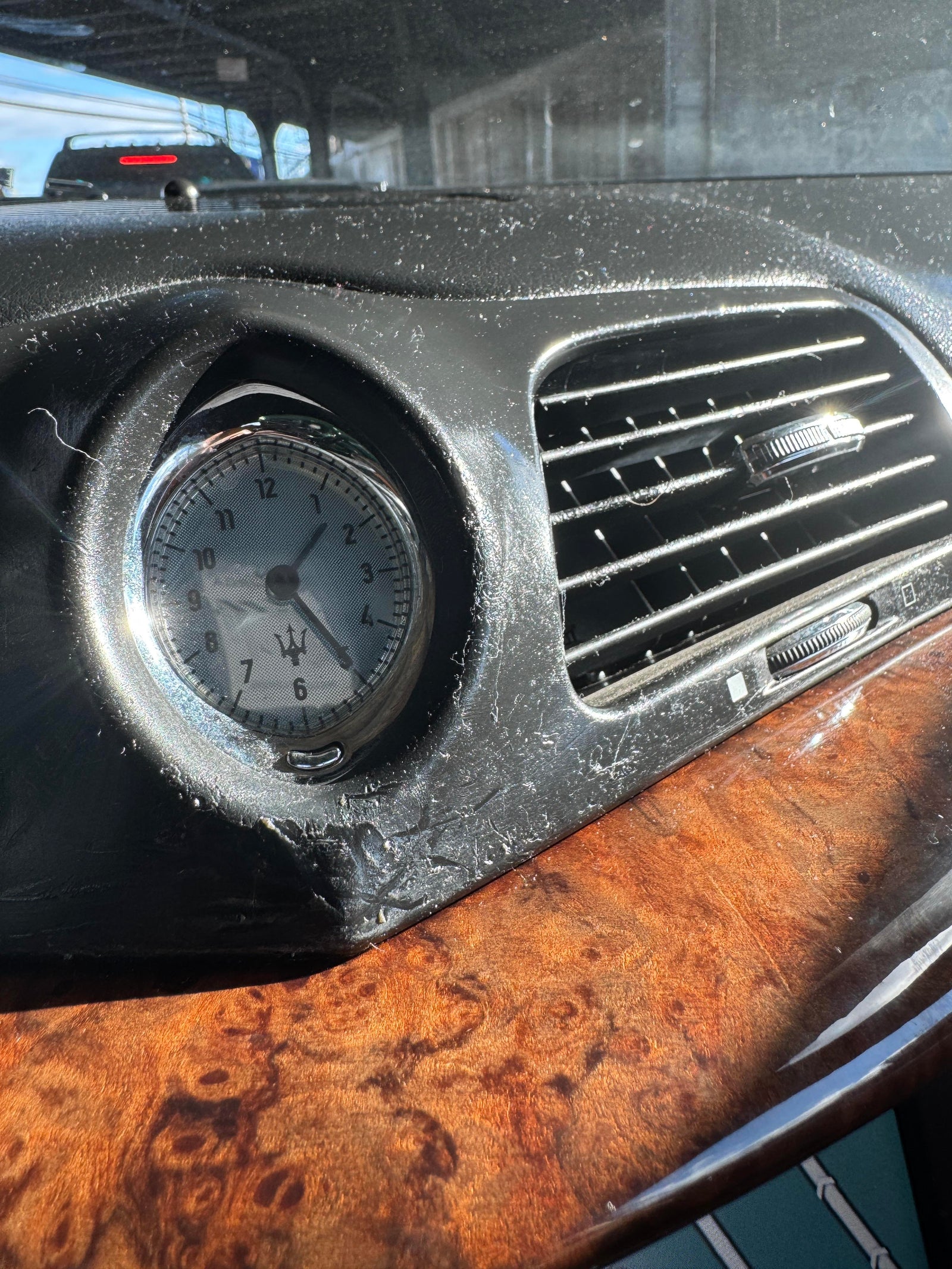 Rénovation des boutons et plastiques collants sur votre Maserati : notre guide pas à pas