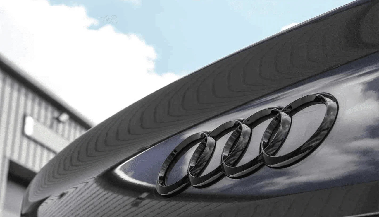 Badges constructeurs et logos déchromés noirs