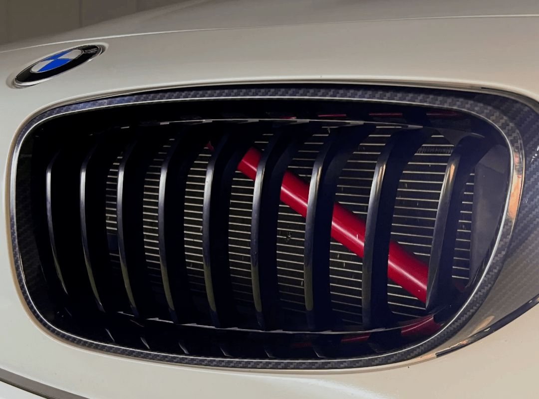 BMW Série 1 F20 (2011 à 2018) / Rouge Garnitures Barres de calandres V-Brace Rouges pour BMW