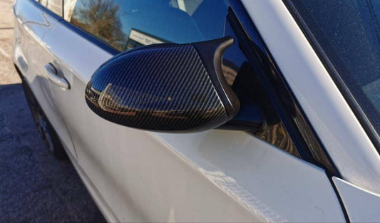 Coques de rétroviseurs BMW Série 1 E87 type M Perfomance carbone (2004-2009) BMW Série 1 E87 et E81 - Coques de rétroviseurs type M Performance Carbone (2004 - 2009)